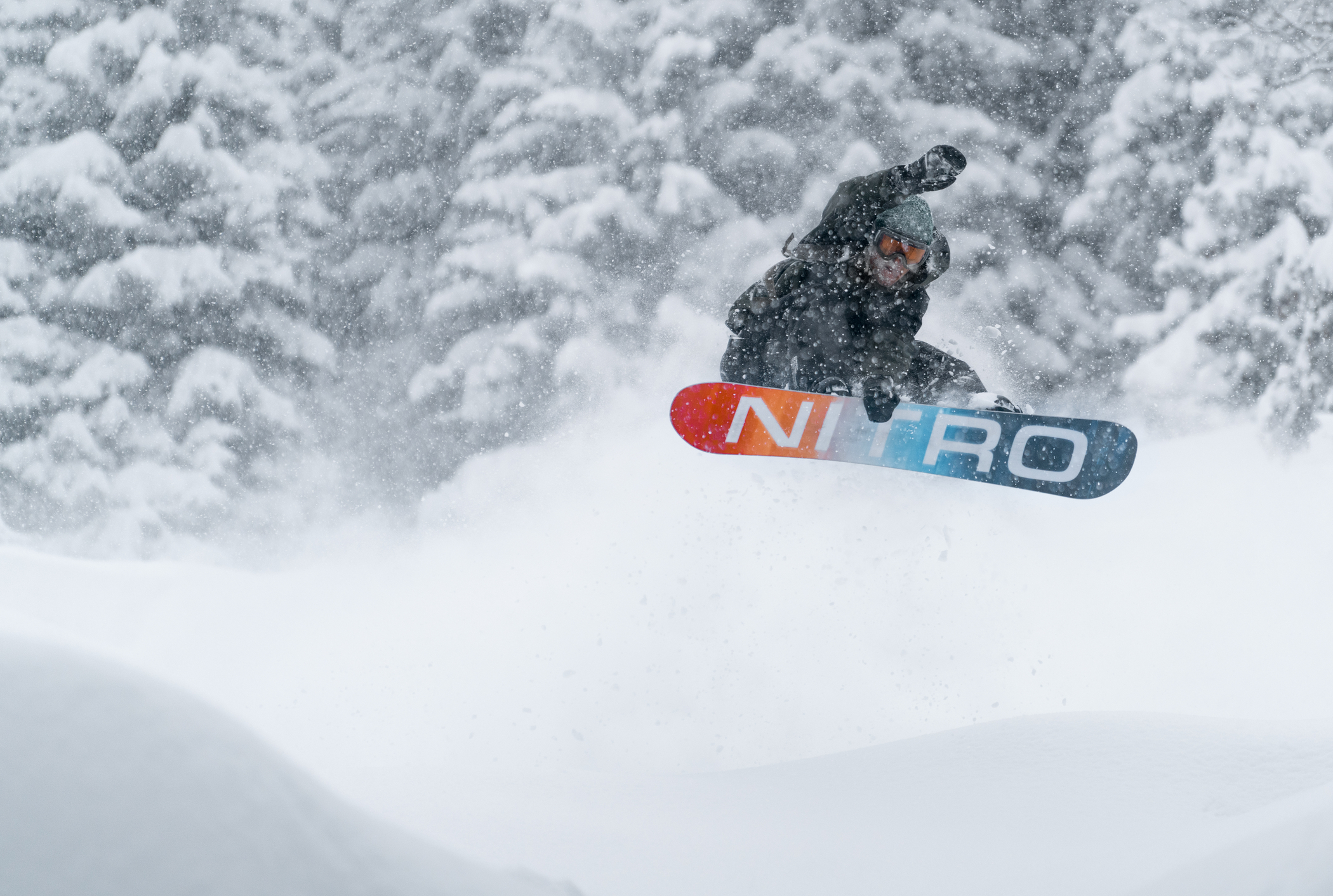 Nitro snowboard jump met grab