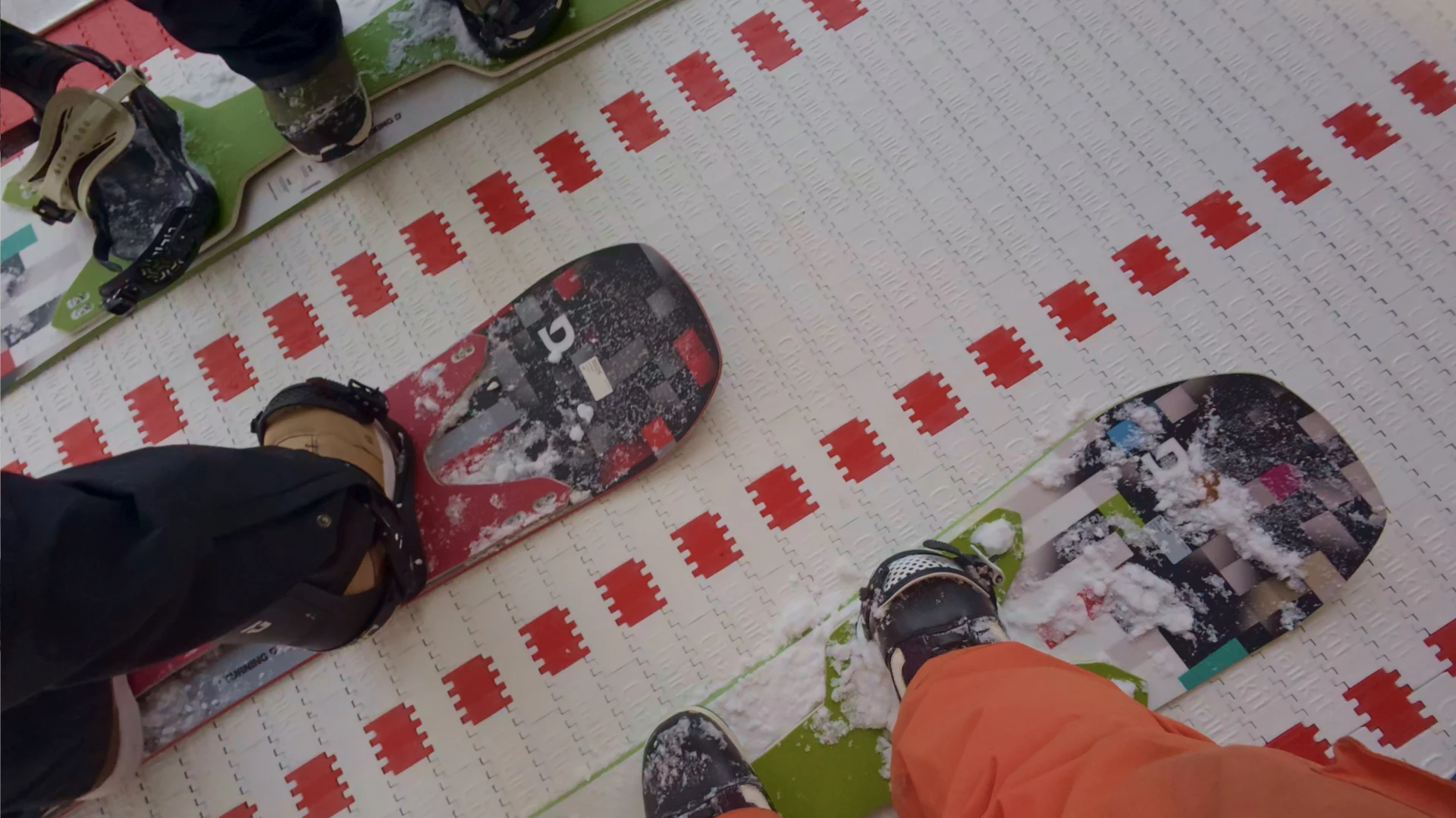 Doubledeck snowboards op rolband stoeltjeslift