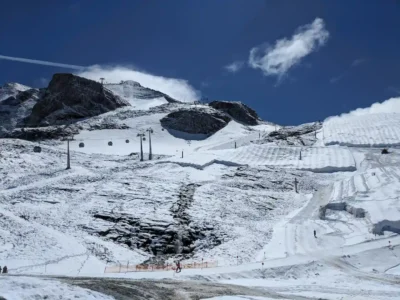 Sneeuw wordt op de Hintertuxer Gletscher onder doeken behouden