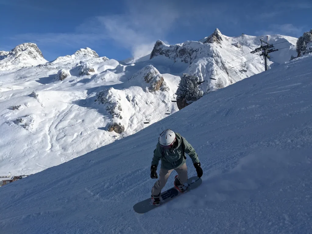 Snowboarder in een geopend wintersportgebied