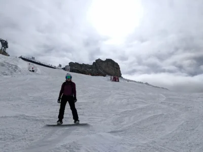 Snowboarder op de Hintertuxer Gletscher met zicht op rotspartij