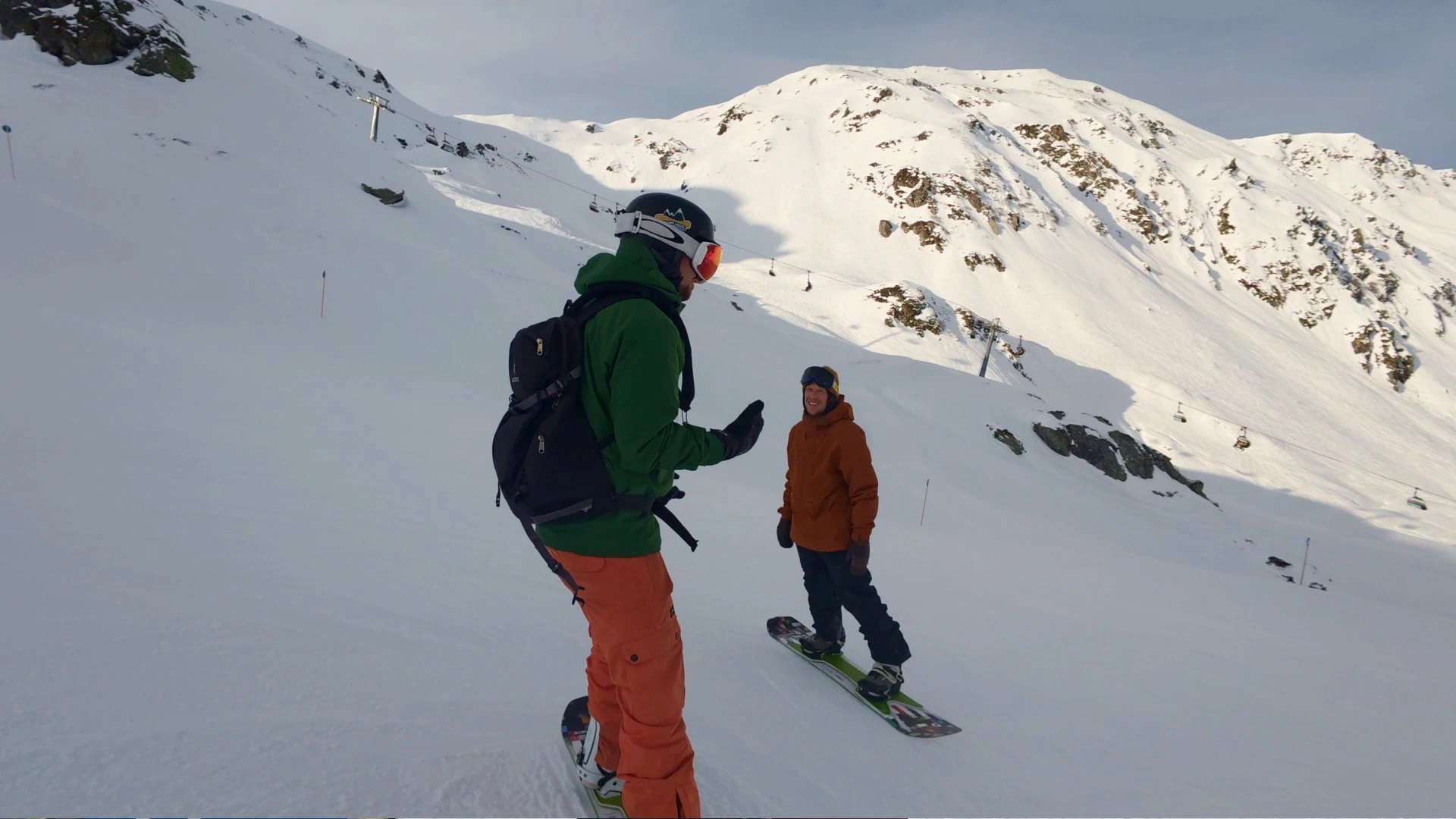 Snowboarders pratend op de piste in Hochfügen