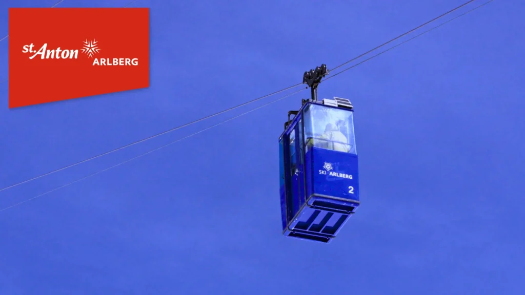 Valluga 2 gondel met logo van St. Anton am Arlberg