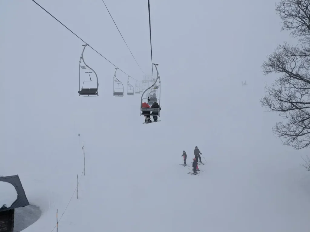 Tweezits stoeltjeslift in de mist