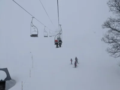 Tweezits stoeltjeslift in de mist