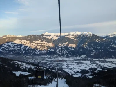 Uitzicht over het Zillertal vanaf de gondel bij Spieljoch